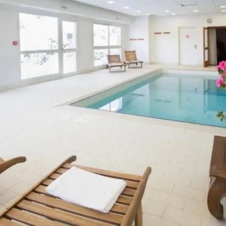 4 Personnes Avec Piscine Interieure *